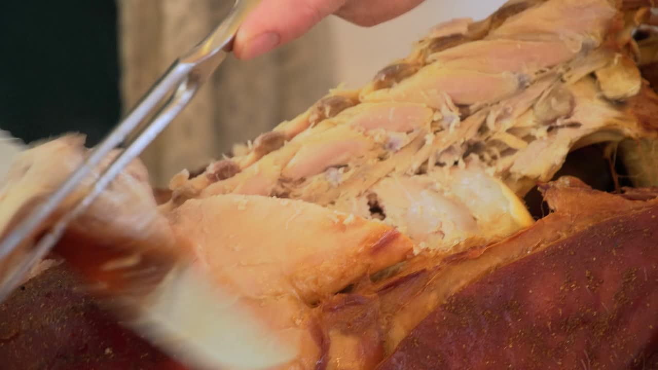 요리사는 을 먹는 돼지를 요리합니다.