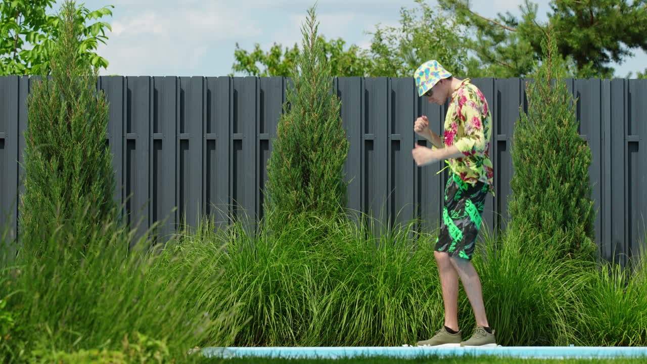 여름 정원에서 수영장 에서 춤을 추는 남자