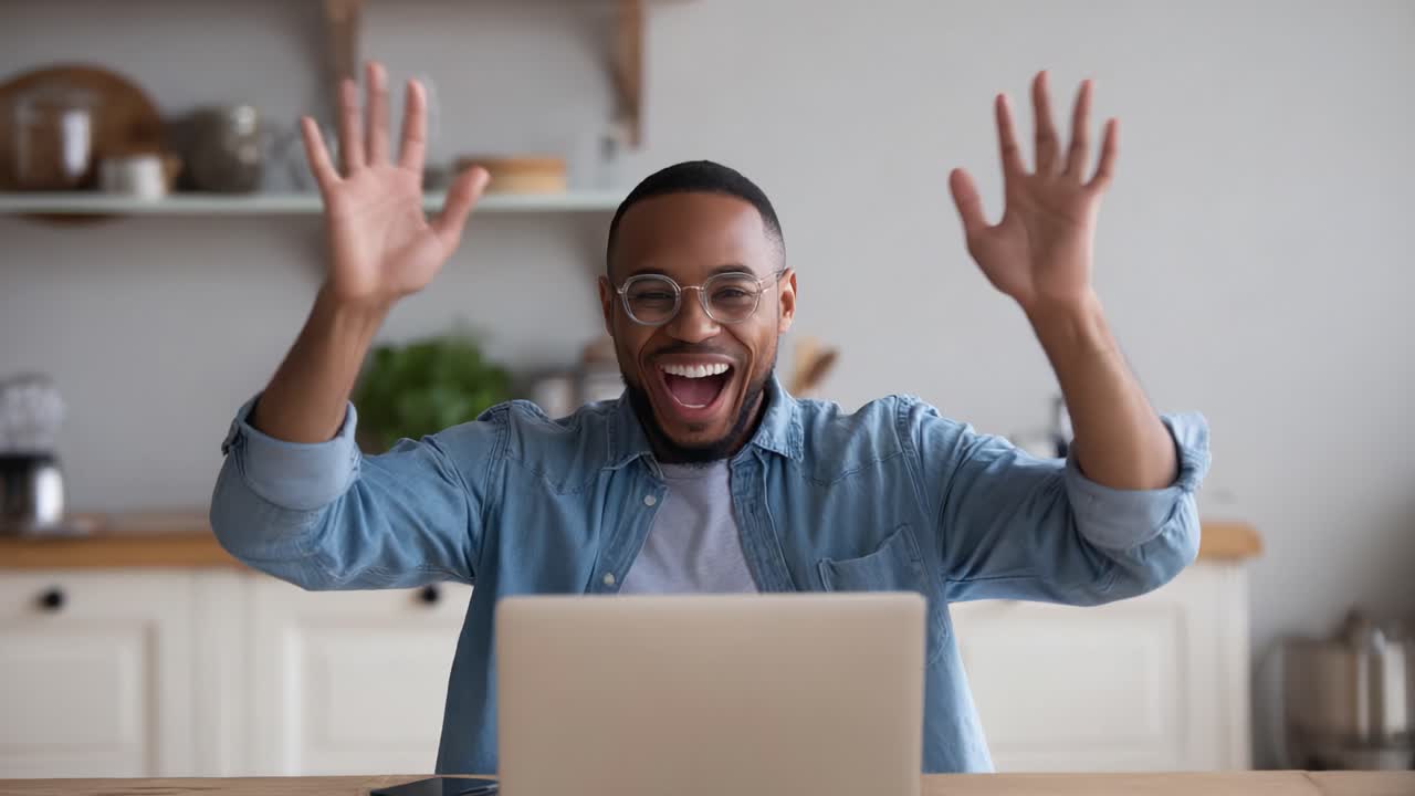 Un momento di gioia: una persona celebra il successo con entusiasmo e felicità davanti al portatile durante un'interazione virtuale
