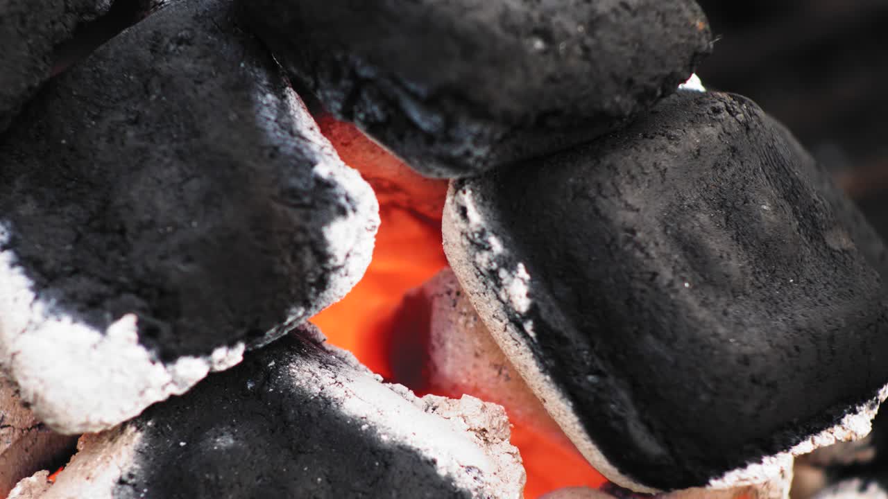 바베큐 구덩이에서 숯불의 붉은 뜨거운 센터