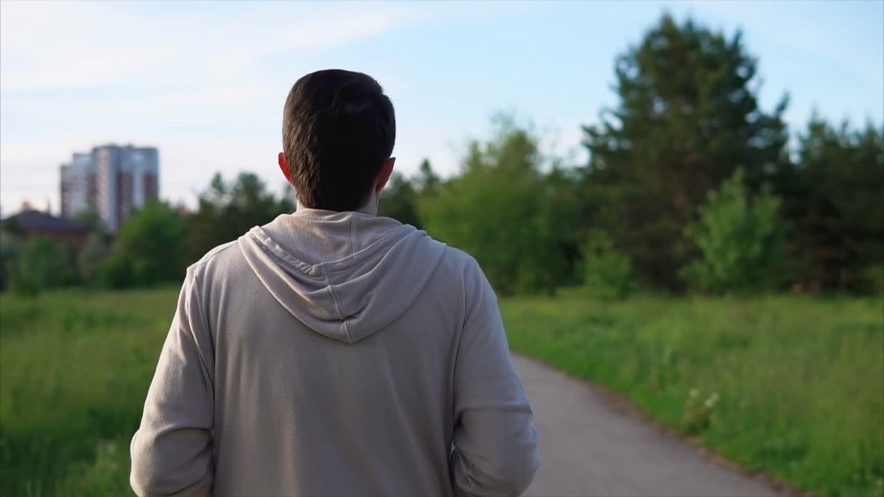 공원에서 달리는 남자