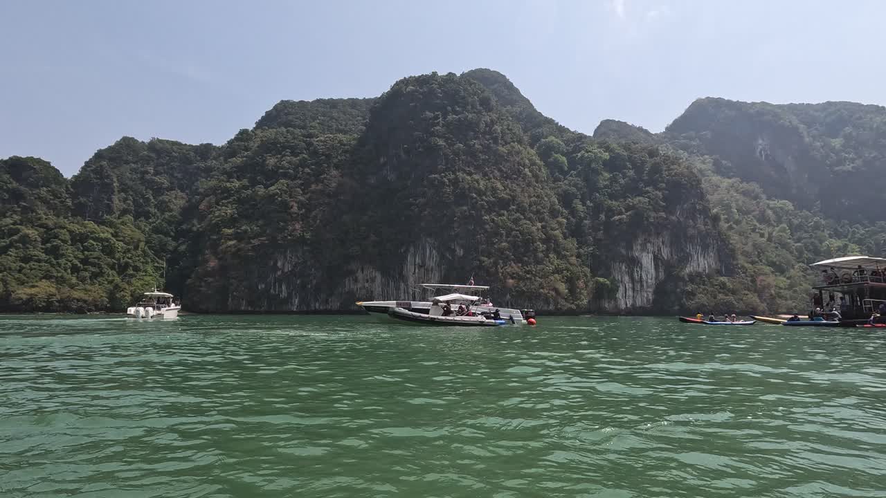 푸른 카르스트 산맥 을 돌아다니는 배 들