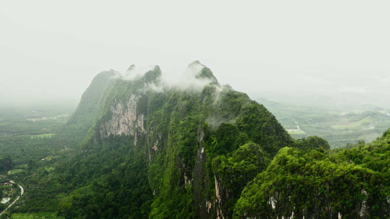 туманный горный ландшафт