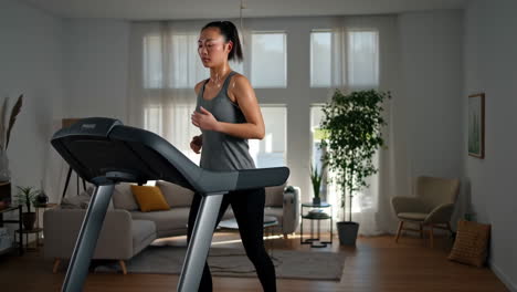 mujer haciendo ejercicio en una cinta de correr en casa