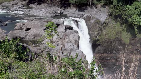 Spitze-Der-Rainbow-Falls-Und-Fluss,-Der-Sie-Speist