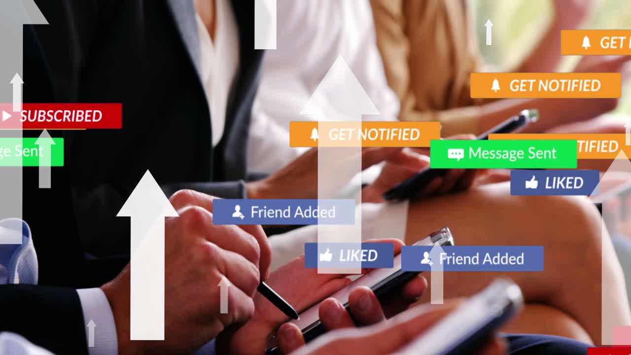 태블릿을 사용하는 사업가들 위에 디지털 아이콘을 가진 배너에 소셜 미디어 텍스트의 애니메이션