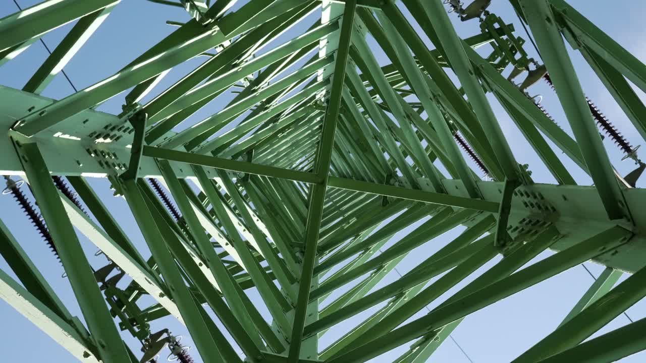 고전압 철탑 및 내부 구조 - 낮은 앵글 샷