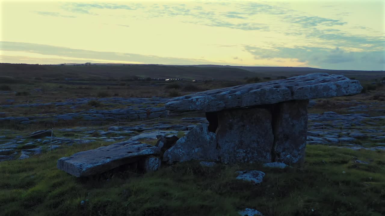Burren Milli Parkı'ndaki Poulnabrone Dolmen'in mavi saatlerde, yumuşak akşam ışığıyla havadan yörünge çekimi