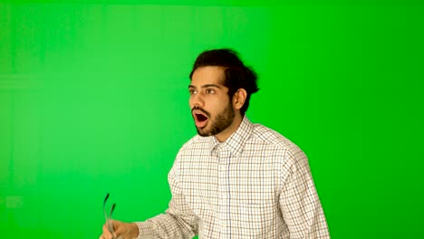 chico indio expresa emoción con fondo verde pantalla verde
