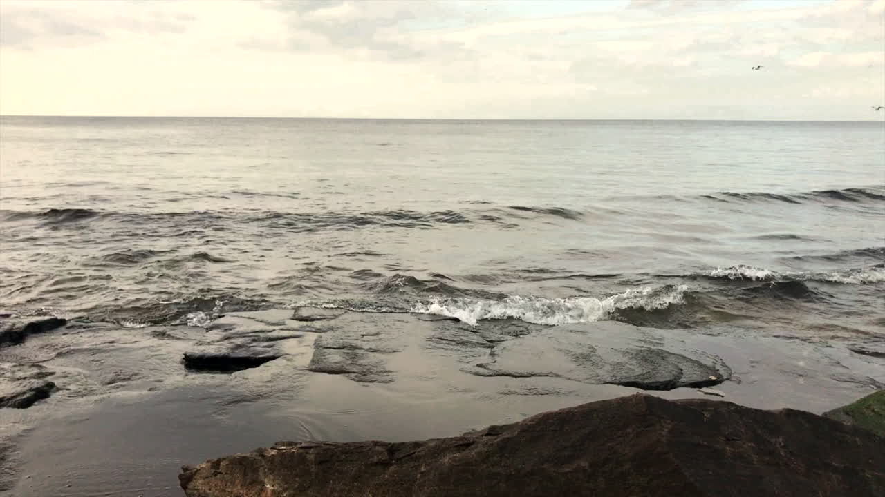 오스위고 해안에서 온타리오 호수의 저속 촬영