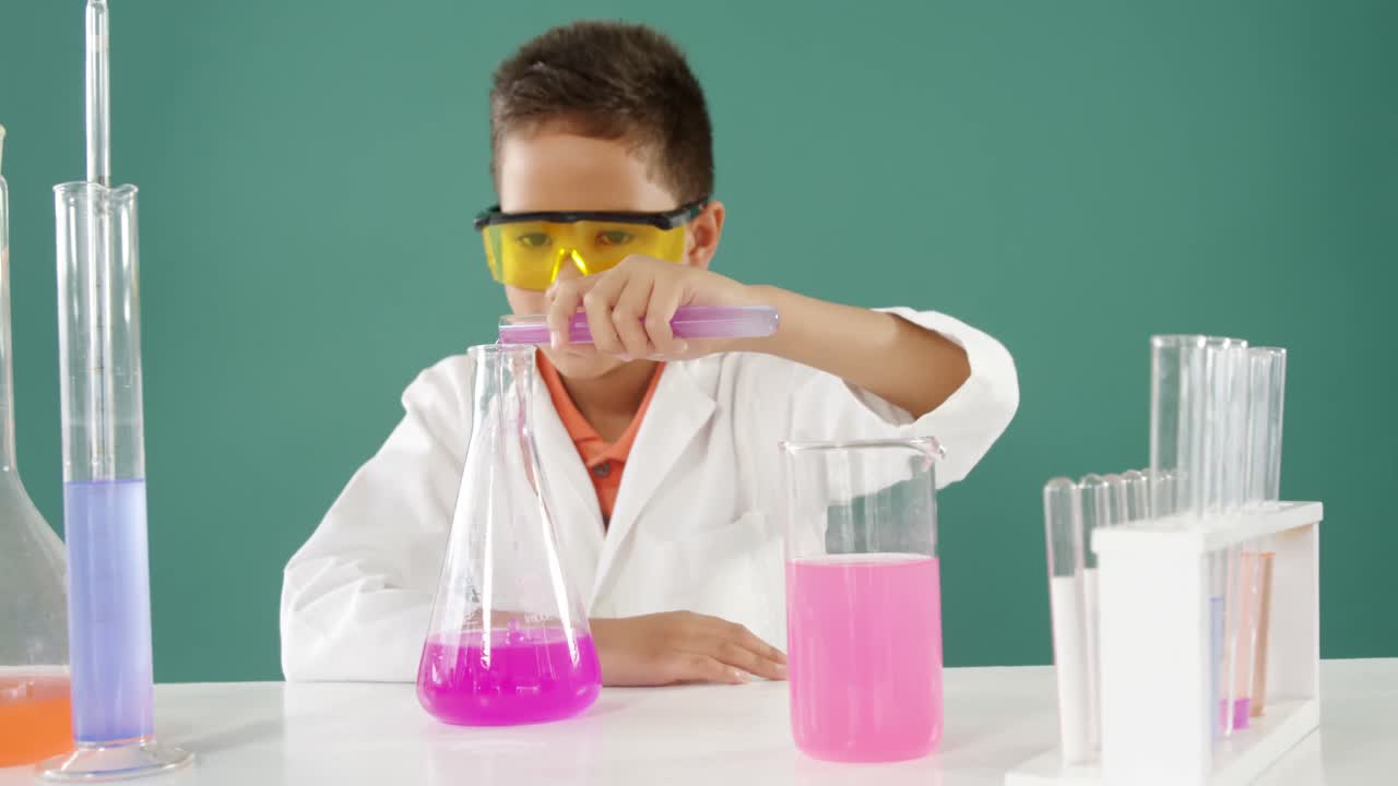 4k 실험실에서 화학 실험을 하는 학교 소년