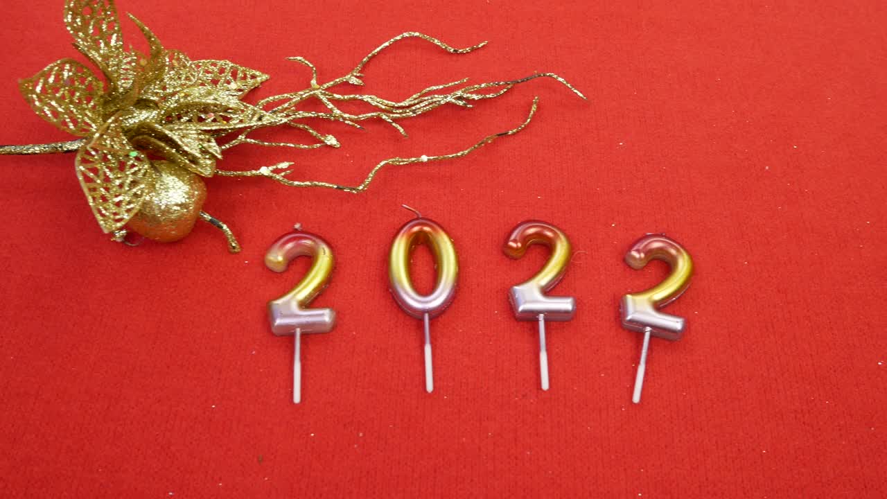 números del nuevo año 2022 en un fondo rojo. panorama