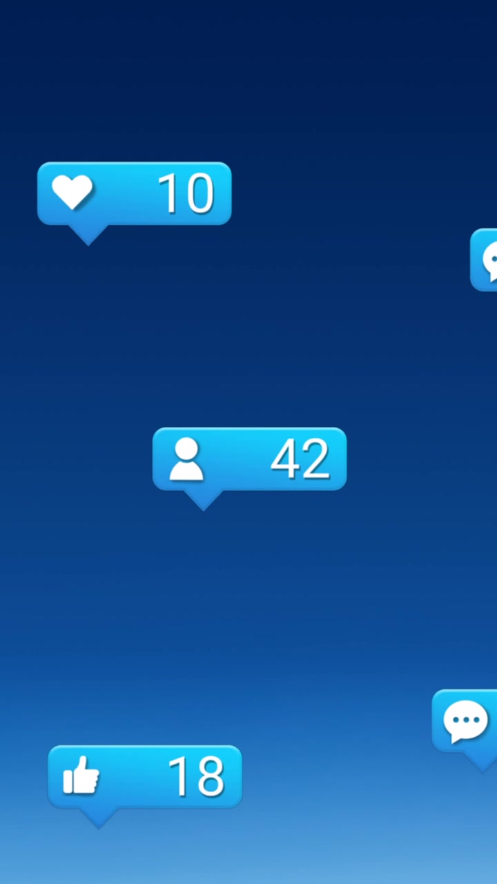 Bolle di dialogo multiple con icone digitali e numeri in aumento su sfondo blu