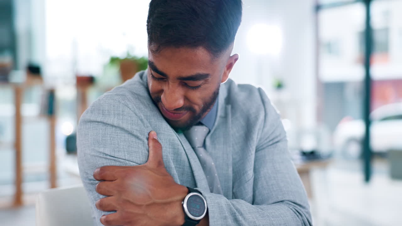 negocios, lesiones y hombre con dolor de hombro