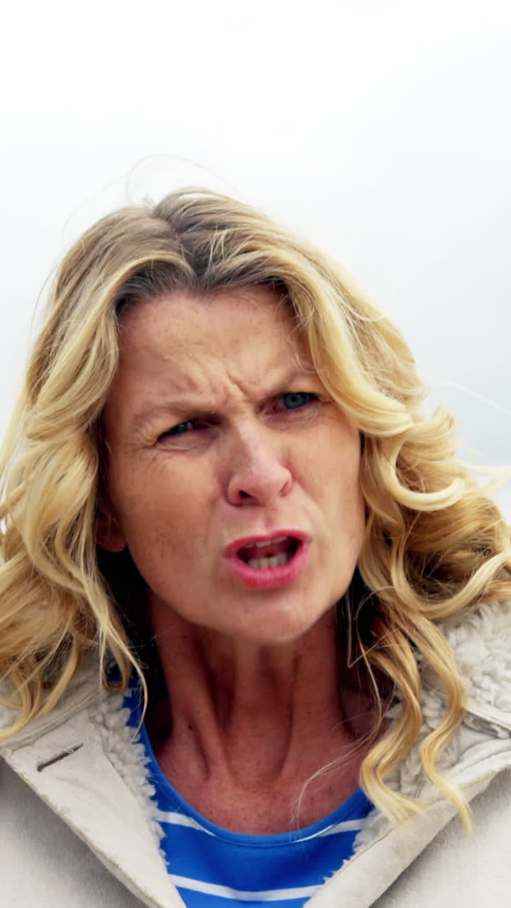 una pareja madura discutiendo entre sí