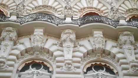 ventanas arqueadas con balcón de un edificio parisino inspirado en el renacimiento italiano y el oriente