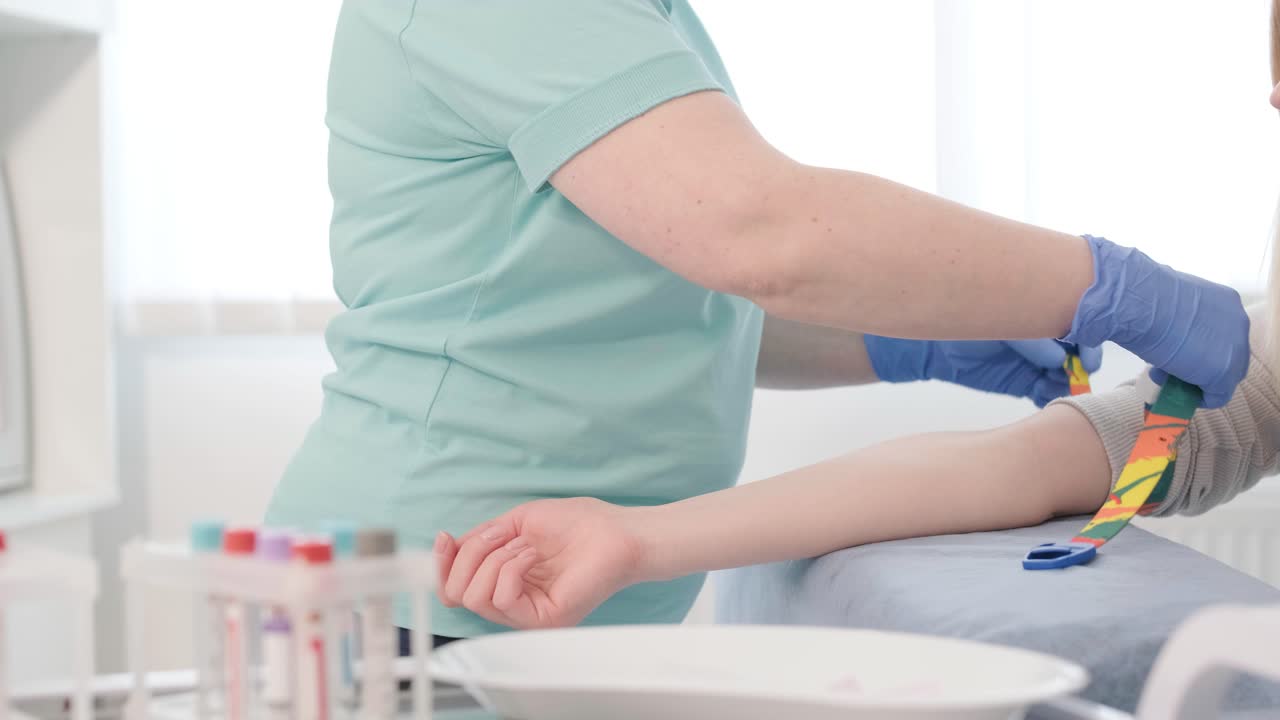 un médico en un hospital extrae suavemente sangre de una niña para pruebas de diagnóstico.