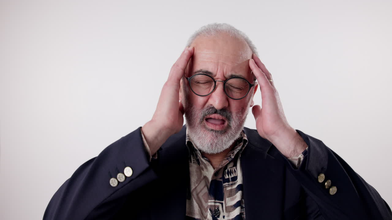 hombre con dolor de cabeza