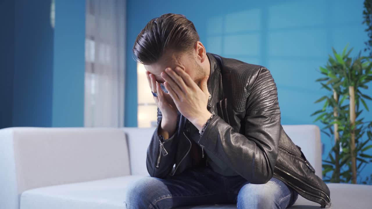 hombre deprimido que se siente ansioso y estresado. problemas familiares, problemas de relación y vida empresarial.