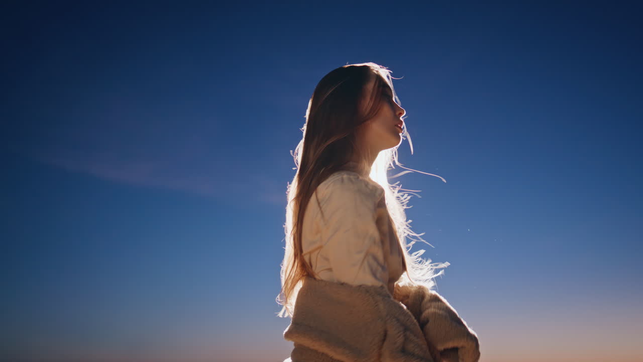 파티 여자 댄스 저녁 사막에서 코트 클로즈업 여성 댄서 감각적인 댄스