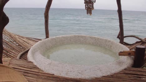 baignoire jacuzzi au premier plan et océan des caraïbes à l'arrière