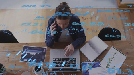 animación del procesamiento de datos financieros sobre una mujer de negocios caucásica en el cargo