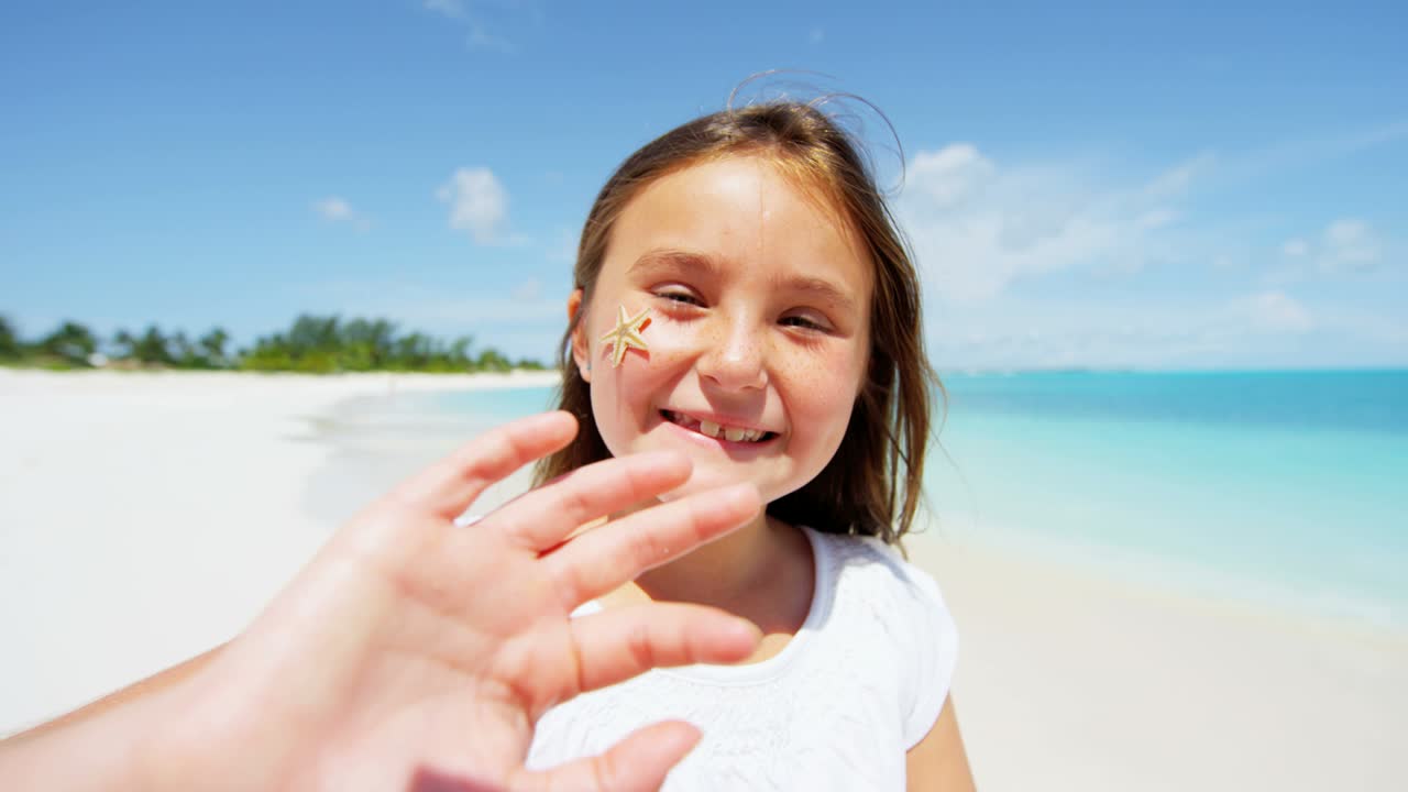 retrato de una joven caucásica en una playa tropical