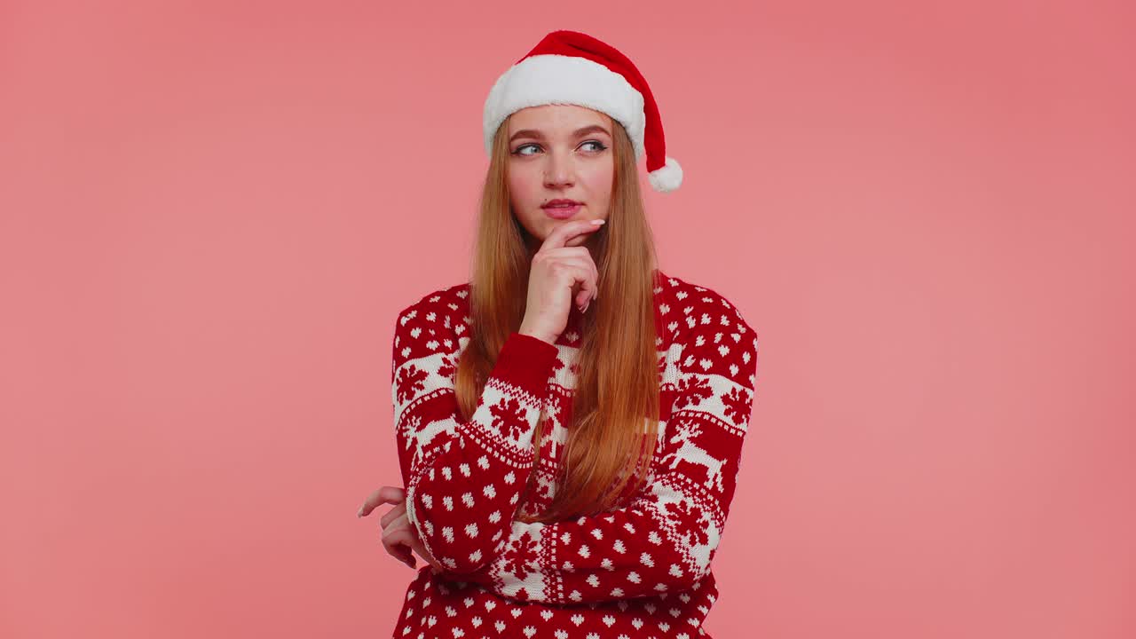 niña emocionada con suéter de navidad hace un gesto levanta el dedo se le ocurrió un plan creativo buena idea