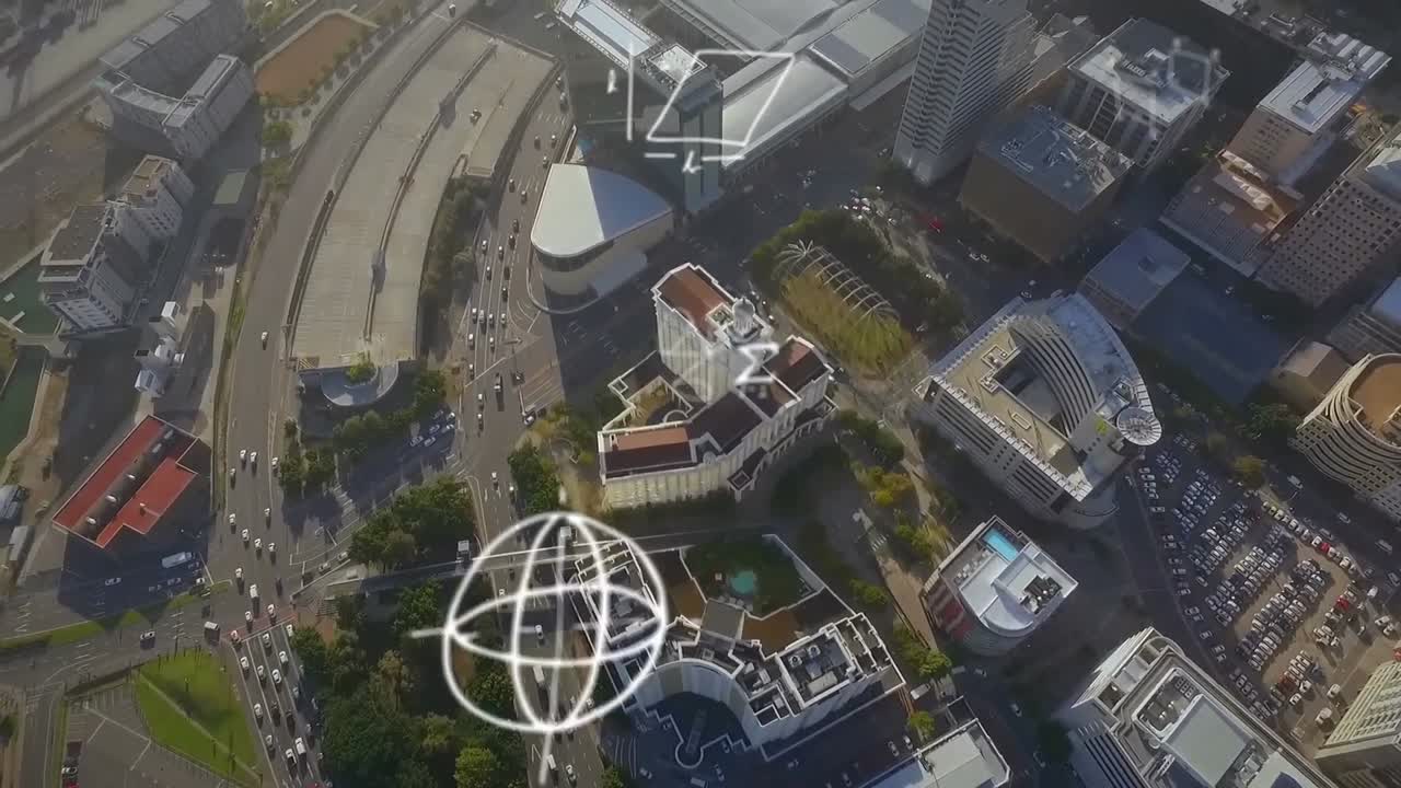 animación de sumas matemáticas y diagramas sobre una vista aérea de la ciudad con vehículos en movimiento en la autopista