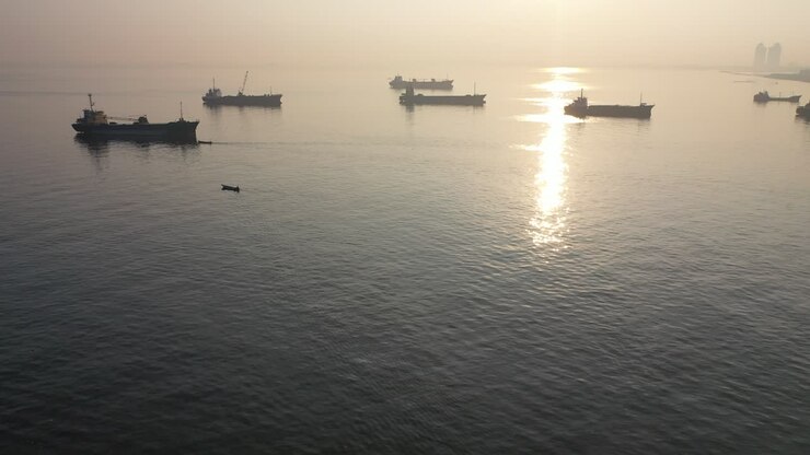 buques al amanecer o al atardecer en aguas tranquilas