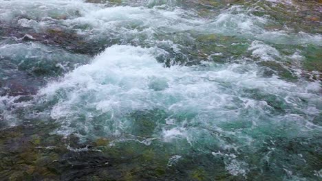 Agua-Del-Río-De-Montaña-Con-Primer-Plano-En-Cámara-Lenta