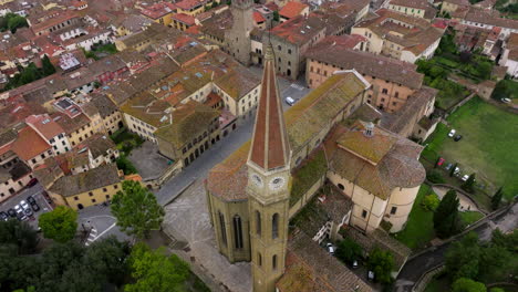 vista aérea de la catedral de arezzo en la ciudad de arezzo en toscana, italia - disparo de drones