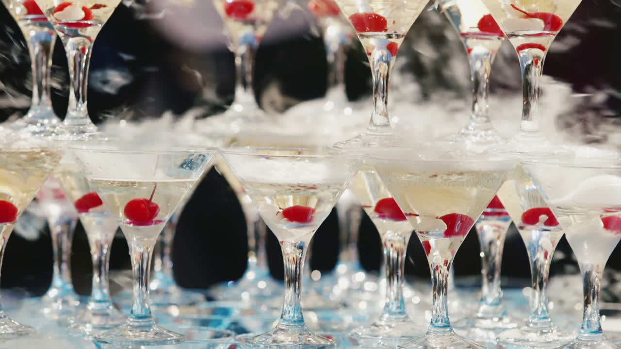 거품이 있는 잔과 와인이 여러 줄로 늘어서 있다 1