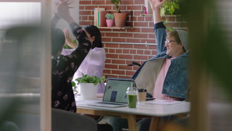 jóvenes empresarios celebrando el éxito del proyecto equipo creativo alto cinco en la reunión de la oficina disfrutando de un trabajo en equipo diverso