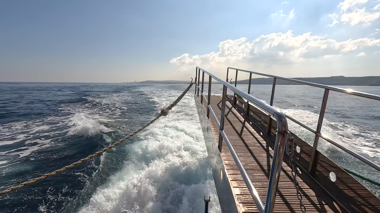 Spuren im Meerwasser, hinterlassen von einer Fähre, die über die Wellen gleitet, die die vergängliche Schönheit und flüchtige Essenz des Seereisens einfangen.