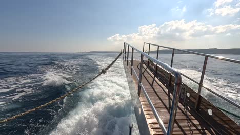 Huellas-En-El-Agua-De-Mar-Dejadas-Por-Un-Ferry-Que-Se-Desliza-Sobre-Las-Olas,-Capturando-La-Belleza-Transitoria-Y-La-Esencia-Fugaz-De-Los-Viajes-Marítimos.