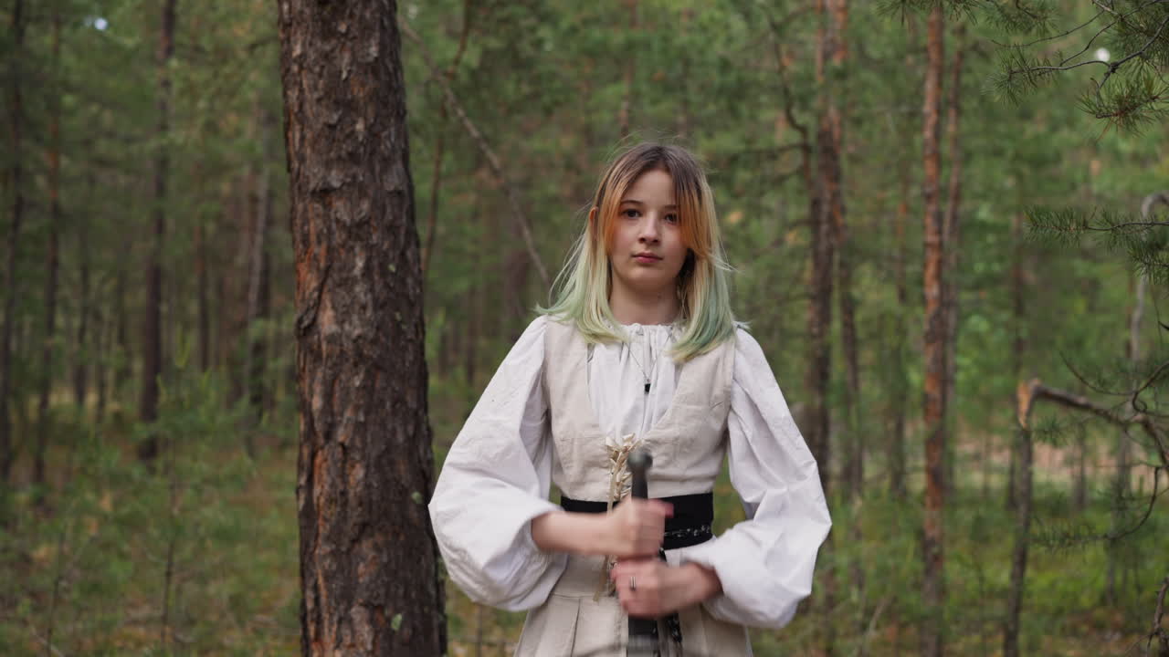 mujer joven rubia en el bosque se sumerge