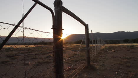 puerta de la granja temprano en la mañana