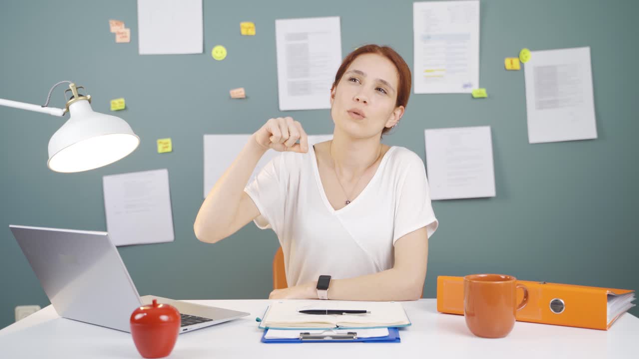 생각하는 여자가 훌륭한 아이디어를 떠올립니다.
