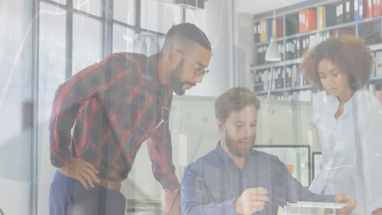 animación del procesamiento de estadísticas sobre gente de negocios hablando en la oficina