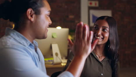 Erfolg,-High-Five-Oder-Glückliche-Frau-Beim-Feiern