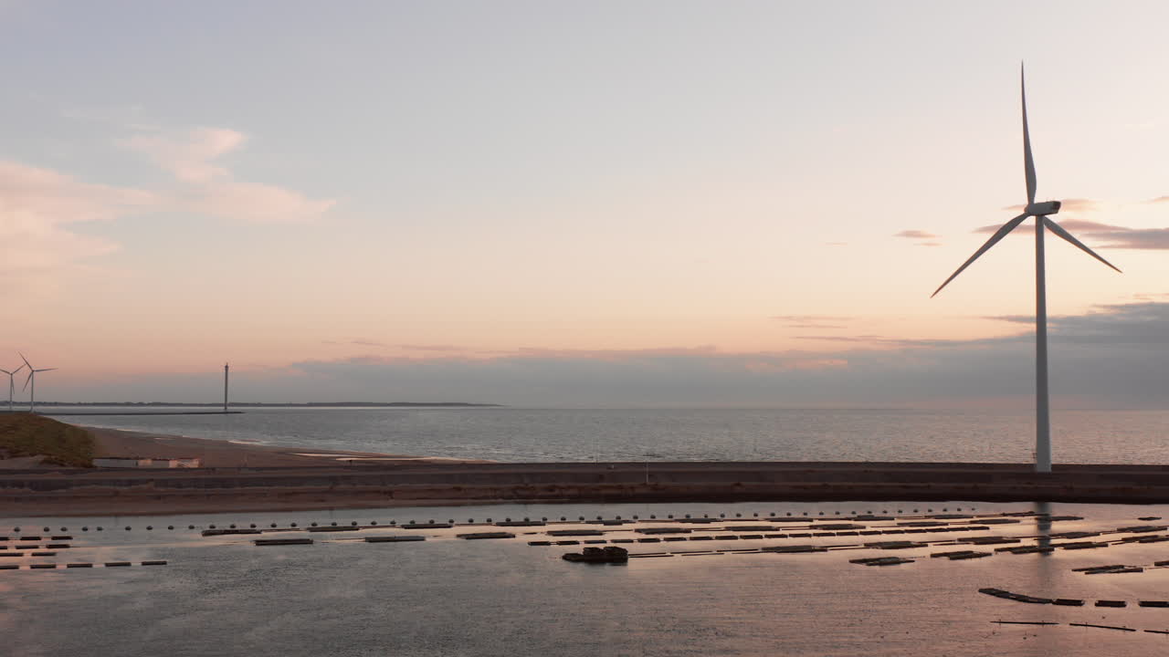 네덜란드 닐체 잔스 섬의 일몰 동안 풍력 터빈과 양식업