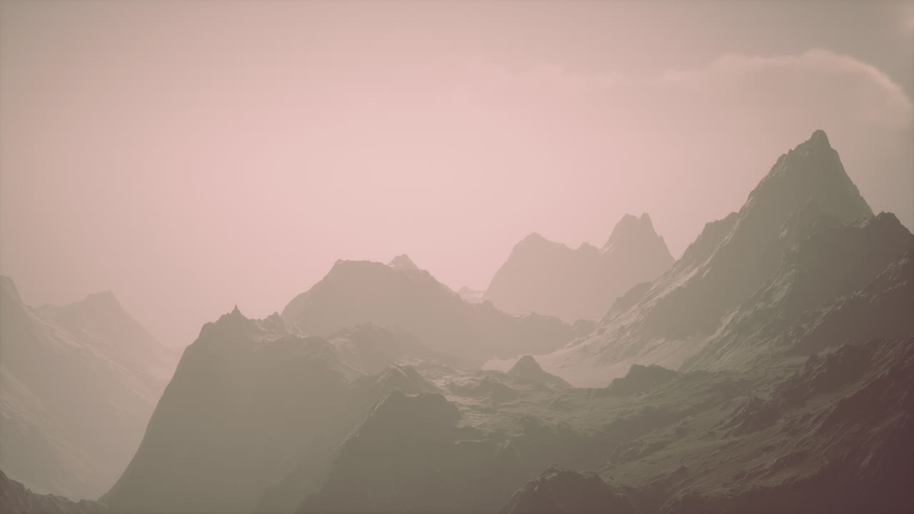 해가 지는 동안의 웅장한 산맥