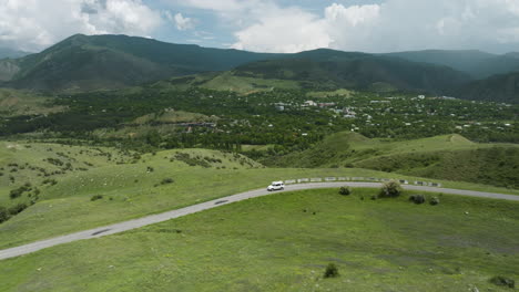 Coche-Conduciendo-Por-Una-Carretera-Larga-Y-Sinuosa-Que-Pasa-A-Través-De-Exuberantes-Colinas-Verdes-Fuera-De-Aspindza-En-Georgia