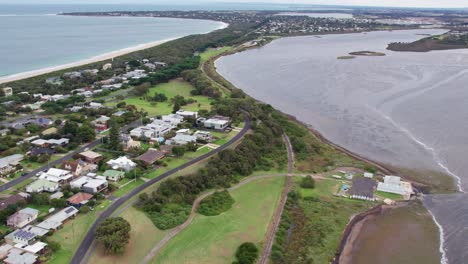 Vista-Aérea-Sobre-Queenscliff-Mirando-Hacia-Point-Lonsdale