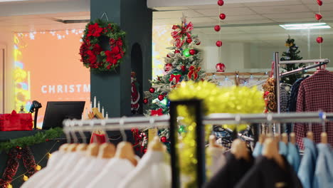 Tienda-Decorada-Navideña-Con-Una-Amplia-Variedad-De-Ropa-En-Oferta-Y-Gangas-Para-Compras-Navideñas.-Boutique-De-Moda-Del-Centro-Comercial-Adornada-Con-Adornos-Navideños-Y-Bastidores-De-Vestimenta-Formal