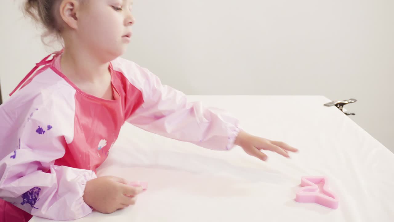 실리콘 모형에서 모형화 된 점토에서 해녀 리를 만드는 것