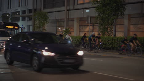 calle de la ciudad nocturna con ciclistas