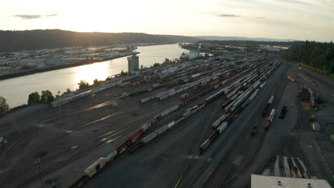 Toma-Aérea-Descendente-Sobre-La-Terminal-Del-Depósito-De-Trenes-De-Carga-De-Portland