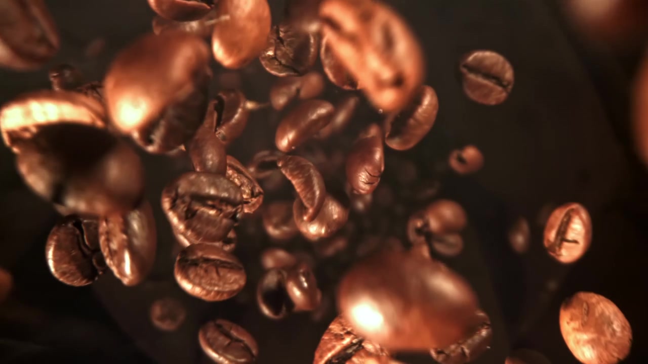 Chicchi di Caffè Tostati che Cadono al Rallentatore su Sfondo Scuro